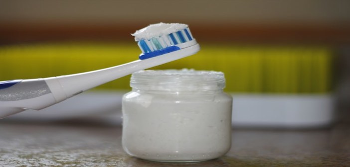 Doğal Hindistan Cevizi Yağı Diş Macunu Nasıl Yapılır?