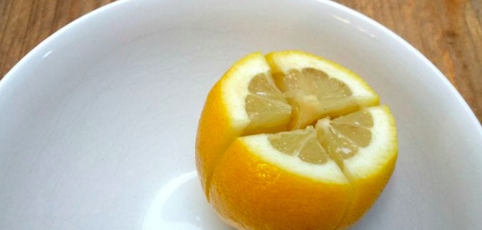 Bir Limonu Kesin Ve Yatağınızın Yanına Koyun