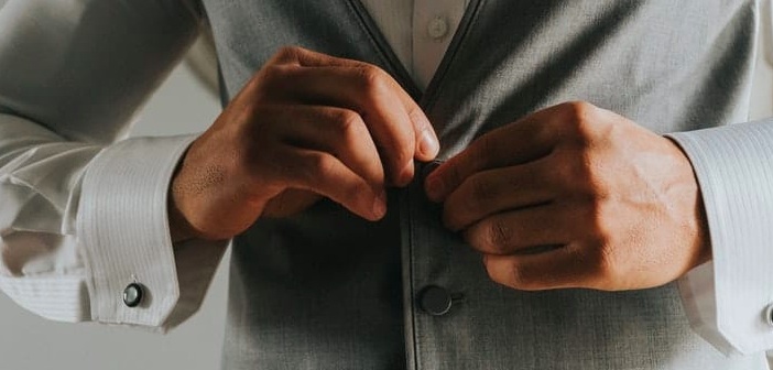 Kadın-Erkek Düğmeleri Neden Farklı Yönlerde?
