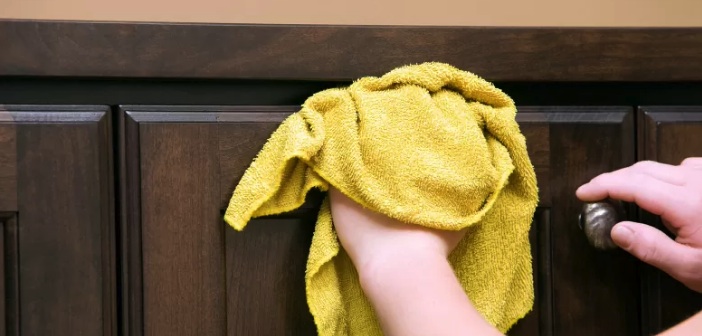 Yağlı Ahşap Mutfak Dolaplarını Temizlemenin 4 Yolu
